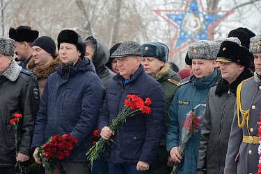 Парламентарии возложили цветы к Вечному огню